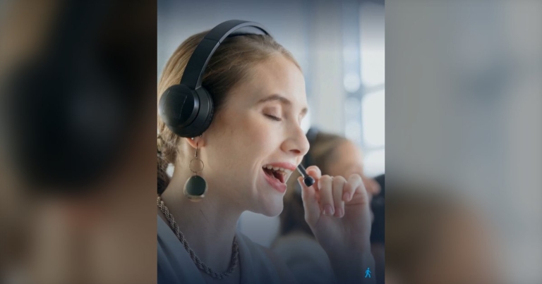 Une conseillère clientèle au casque, souriante, extraite du film Les visages de la qualité
